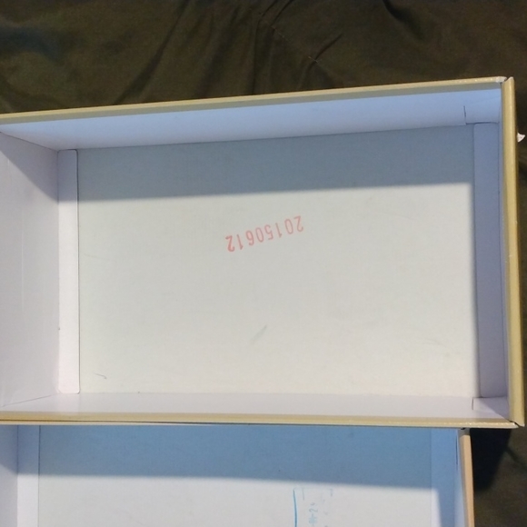 Michael kors shoe boxes one is eight and a half shoe box and the other was 9 med - Picture 6 of 14